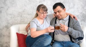 Mujeres que tratan como un hijo a su pareja.