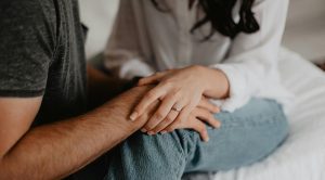 ¿Por qué muchas mujeres creen que el amor lo justifica todo?